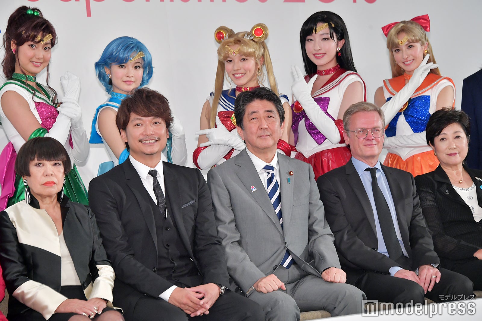 （前列左から）コシノジュンコ、香取慎吾、安倍晋三内閣総理大臣、ローラン・ピック駐日フランス大使、小池百合子東京都知事（後列）2.5次元ミュージカル・セーラー戦士（C）モデルプレス