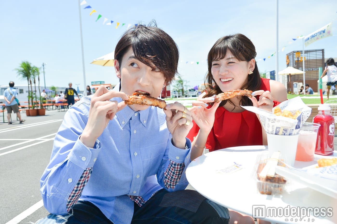 リブステーキにがぶり(C)モデルプレス