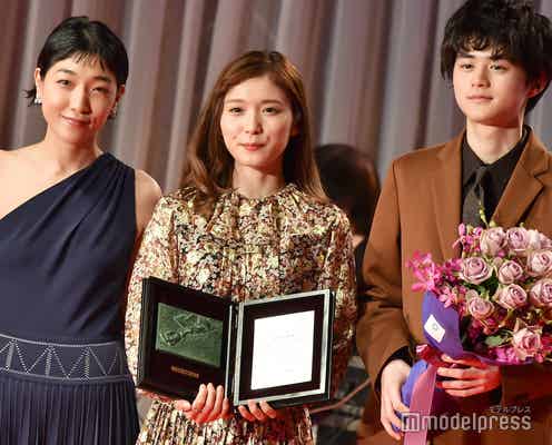 松岡茉優、主演女優賞に喜び “親戚”安藤サクラと抱擁<第32回日刊スポーツ映画大賞・石原裕次郎賞>