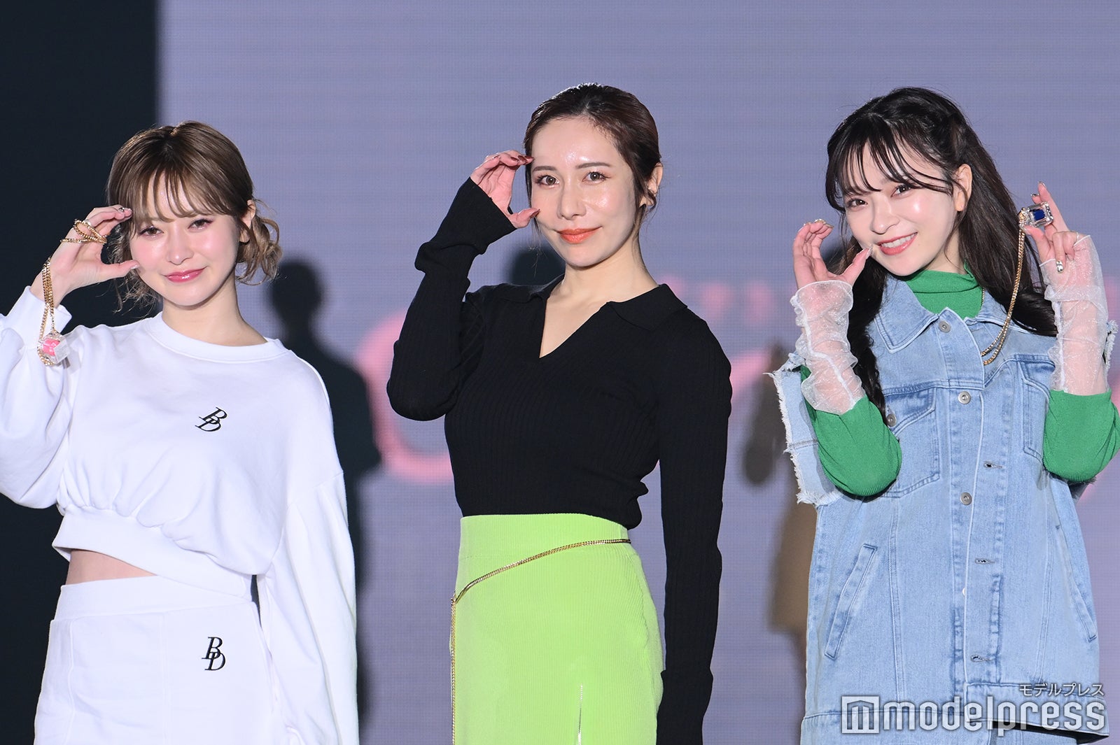 ヘラヘラ三銃士、カジュアル肌見せコーデでお揃いポーズ披露＜関西コレクション 2023 S／S＞