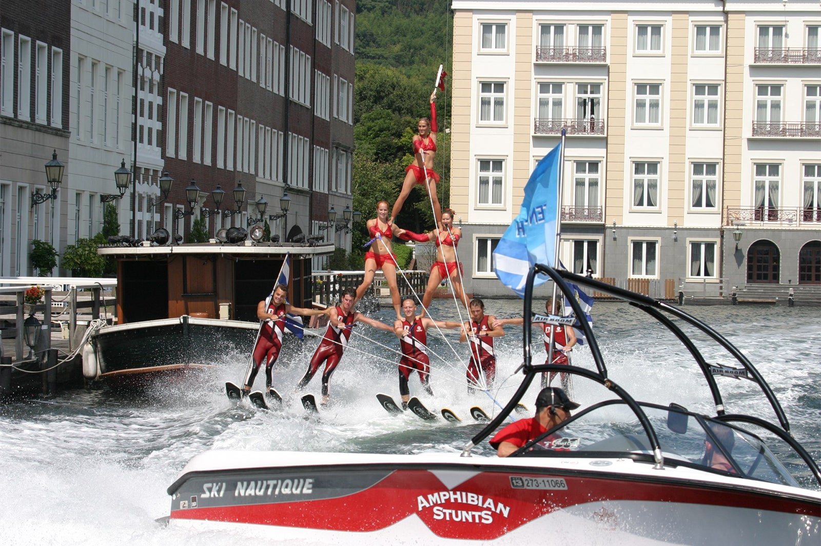 ウォータースキーショー／画像提供：ハウステンボス