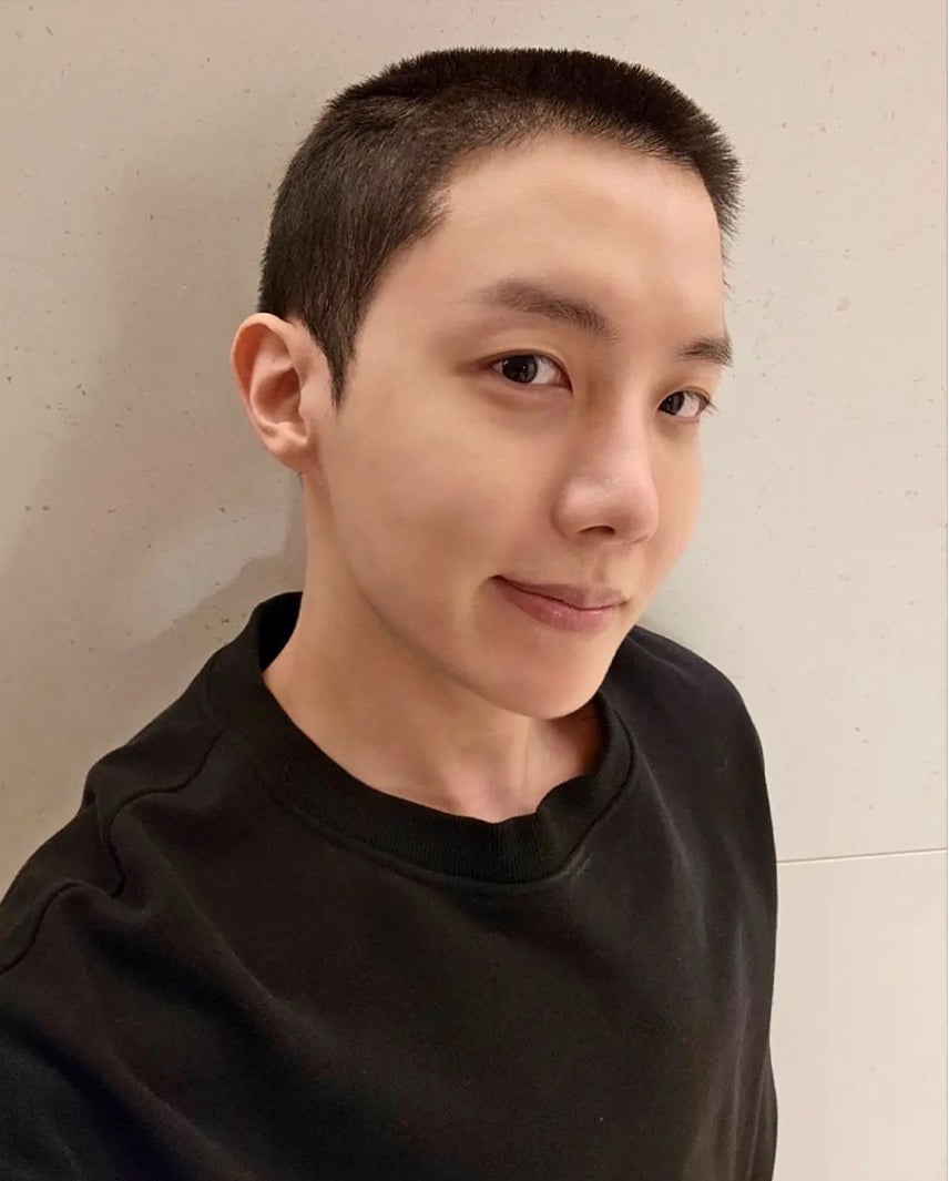 BTS・J-HOPE、本日入隊へ 手書きメッセージ＆丸刈り姿公開