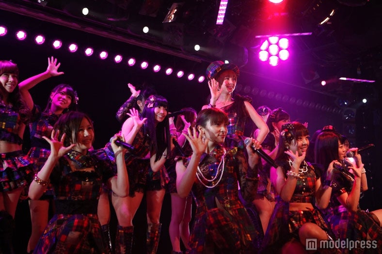 上からマリコ／「AKB48劇場 6周年記念特別公演」より