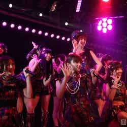 上からマリコ／「AKB48劇場 6周年記念特別公演」より