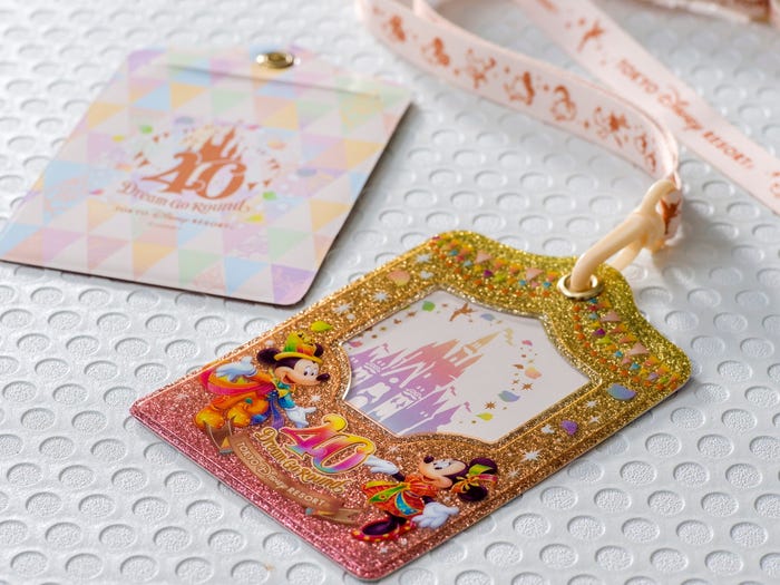 バッグに付けて持ち歩けるスーベニアチケットホルダー(C)Disney