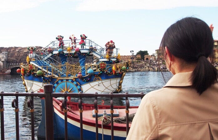 サンタクロースを中央に、ディズニーの仲間たちが1隻の船で登場します