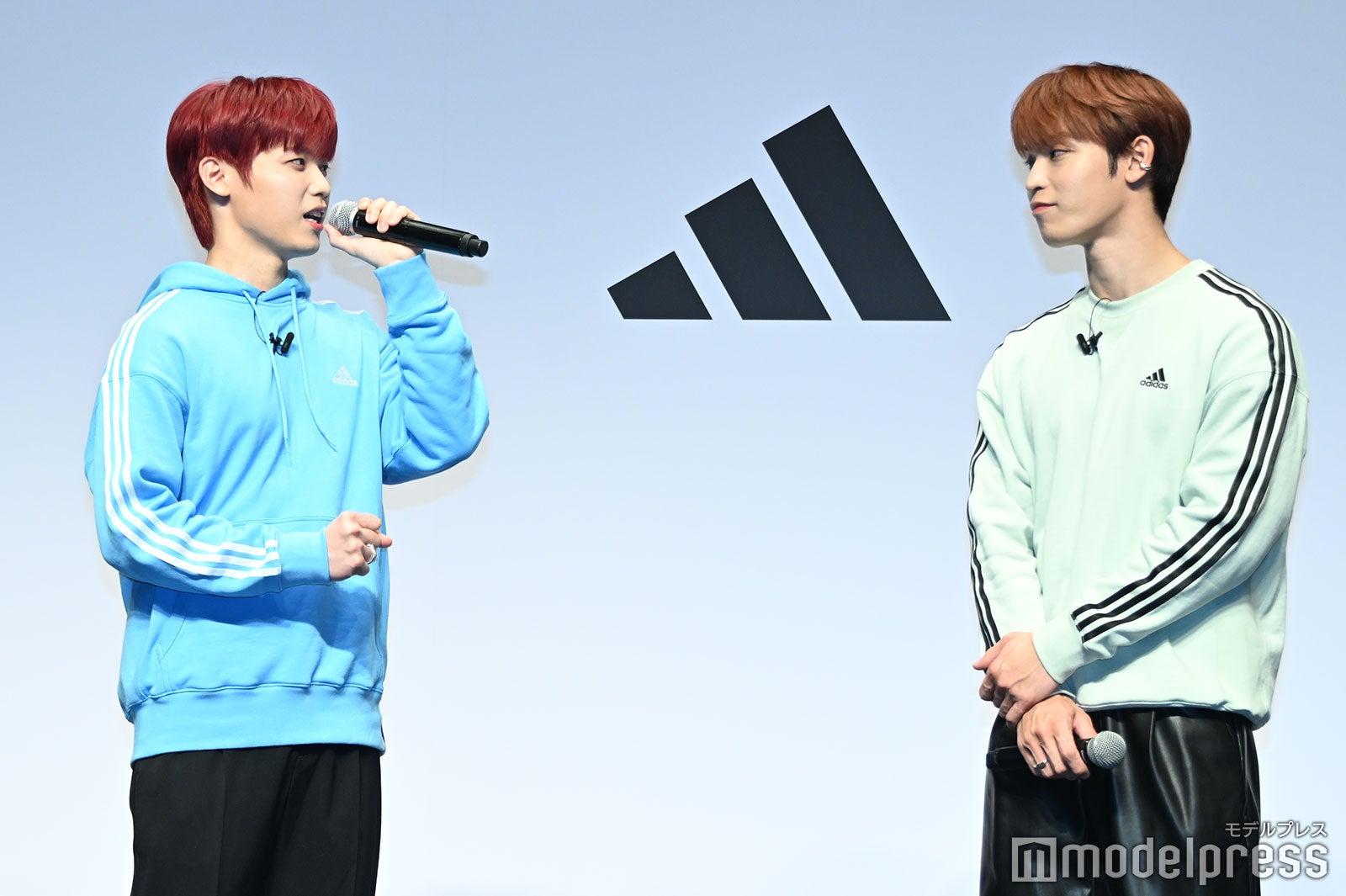 木村柾哉の話を聞く與那城奨（C）モデルプレス