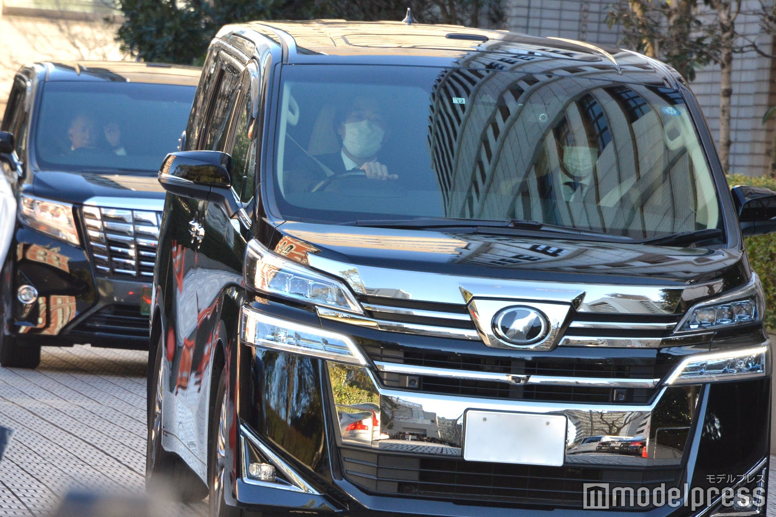 裁判所を後にする2台のワンボックスカー（C）モデルプレス