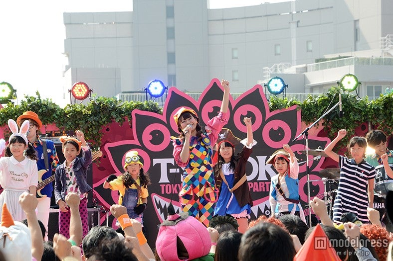 ケラケラ、ハロウィーンイベントをポップに彩る ヒット曲「スターラブレイション」など熱唱