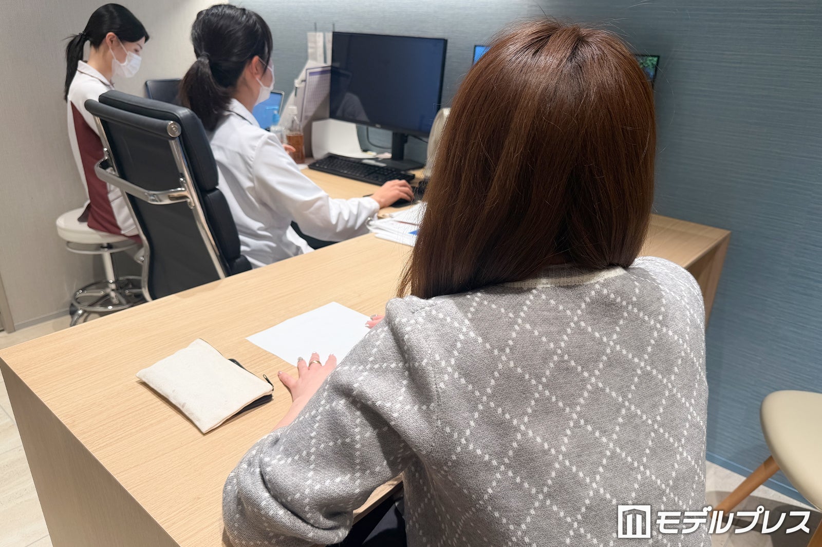 診察の様子（C）モデルプレス