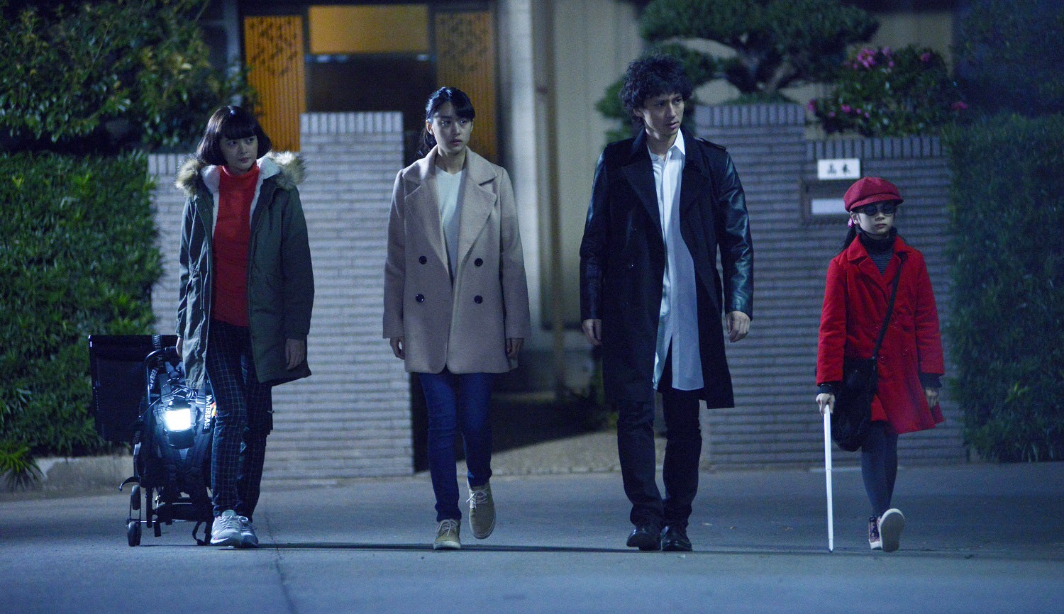 玉城ティナ、山本美月、安藤政信、菊地麻衣（C）2016「貞子vs伽椰子」製作委員会