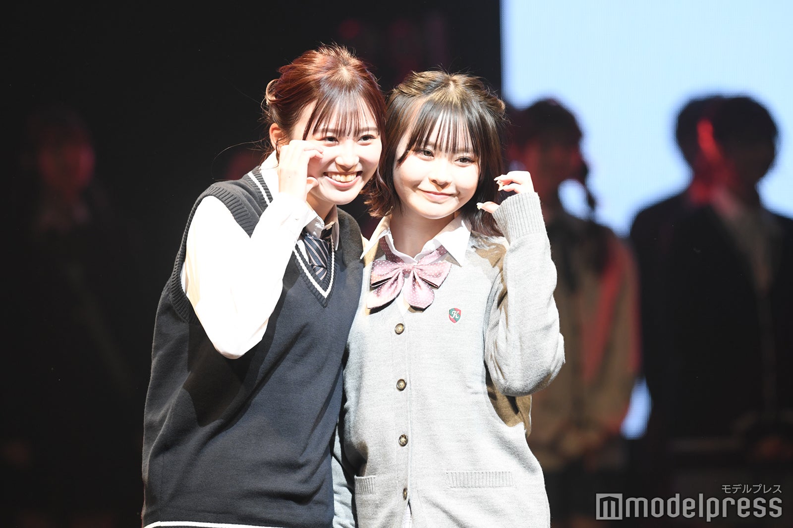 人気インフルエンサーさくら＆三原羽衣、トップバッターで「GAKUSEI RUNWAY」開幕 制服姿で可愛くルダハート＜GAKUSEI RUNWAY＞