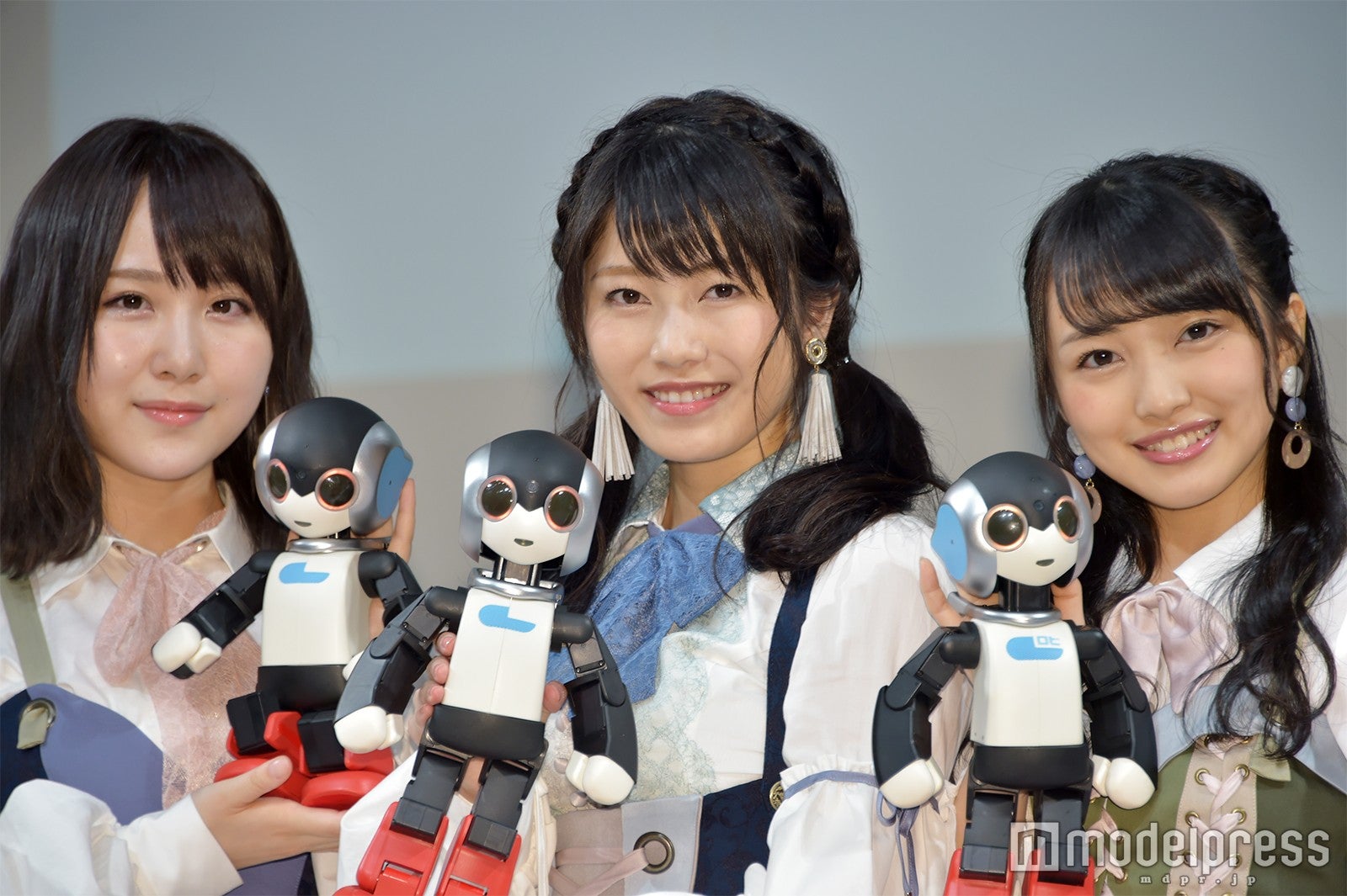 高橋朱里、横山由依、向井地美音 （C）モデルプレス