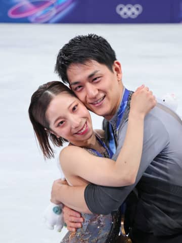 りくりゅうペア ちっちゃいティナ人形に大喜び！仕草も息ピッタリ「わーありがとうございます！」IOCが公開 海外ファンも「心温まる」