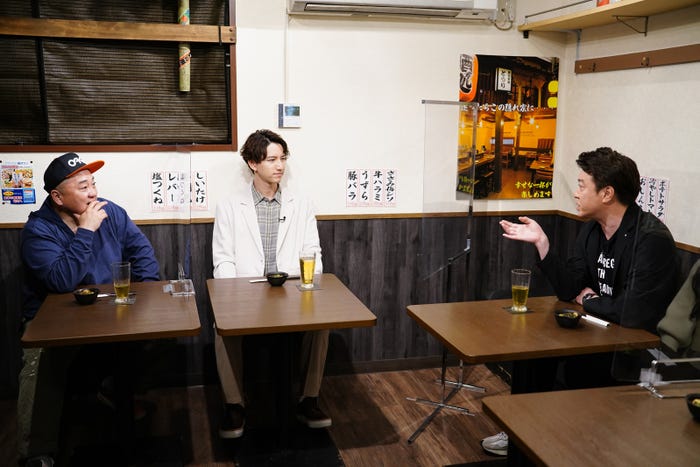 (左から)山本圭壱、田口淳之介、加藤浩次(C)AbemaTV,Inc