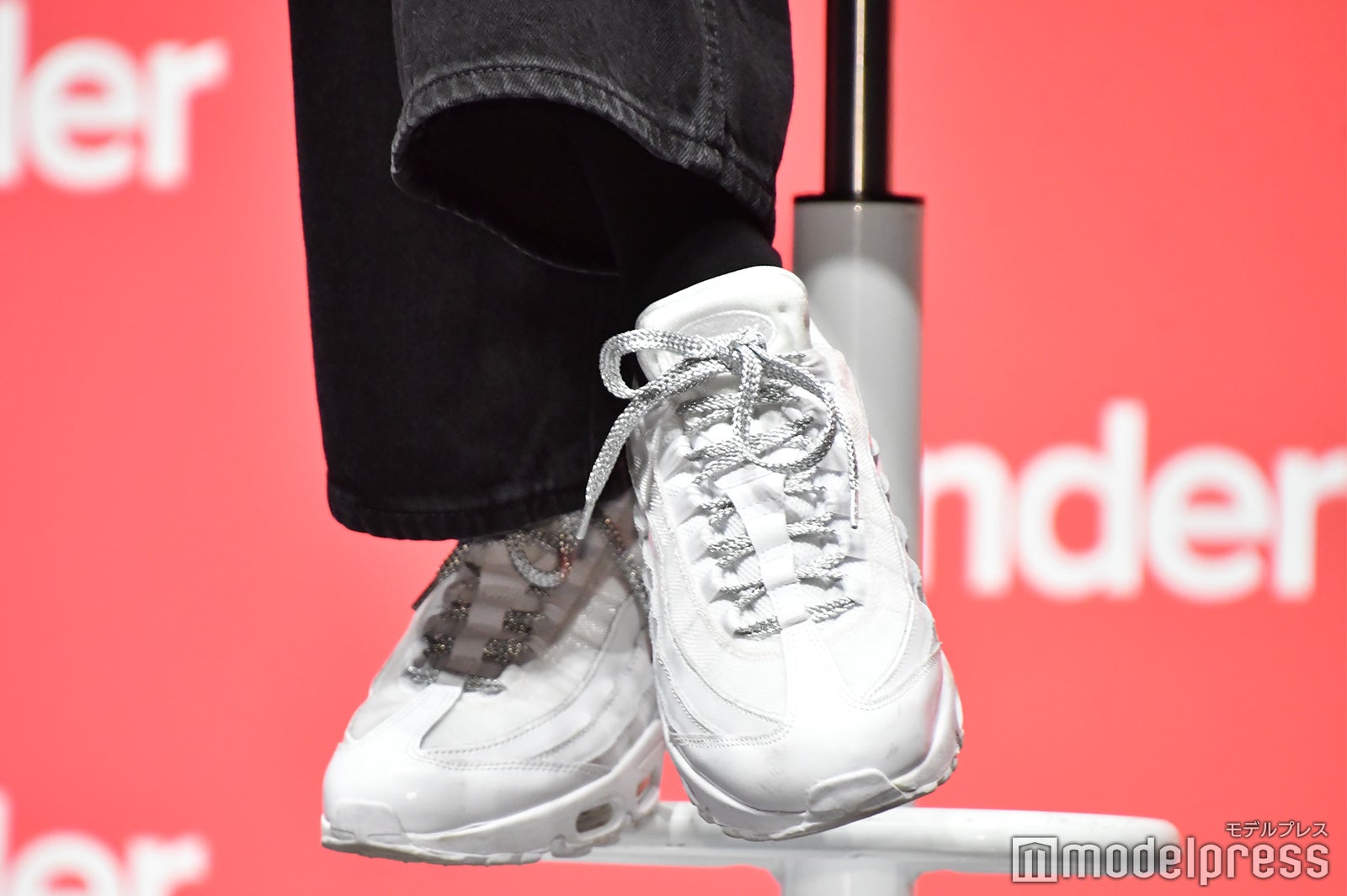 キラキラスニーカーが可愛い／水原希子の足元（C）モデルプレス