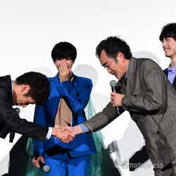 佐藤隆太と固い握手をかわす吉田鋼太郎 （C）モデルプレス