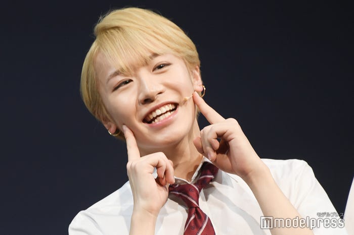 金髪を初披露した浦陸斗「底抜けのスマイル全開!おもてなし!浦陸斗です」(C)モデルプレス