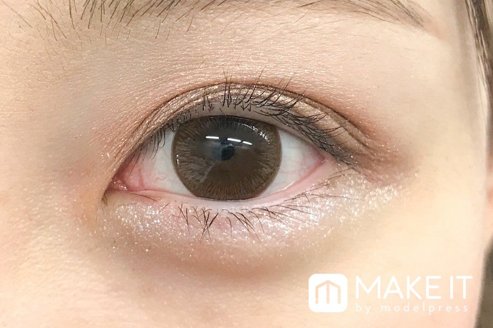 ベースにクリーム、メインカラーにサテン、仕上げにグリッターを使用 (C)メイクイット