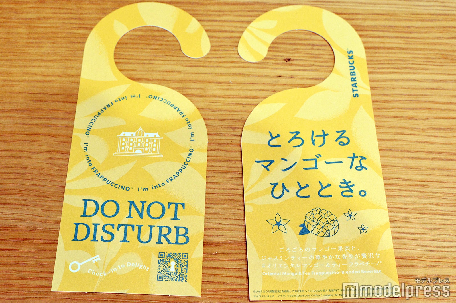 ホテルのドアプレート風の特別なコースター（C）モデルプレス