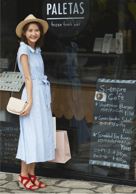 ウエストリボンストライプワンピース¥26,000/Stola. ストローハット¥18,500/CA4LA(CA4LA ショールーム) ショルダーバッグ¥2,550/Bershka(ベルシュカジャパン カスタマーサービス) ウェッジサンダル¥11,500/ダイアナ(ダイアナ 銀座本店)(C)TOPLOG