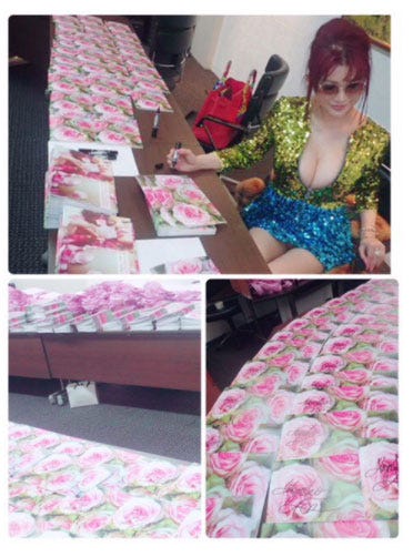 サインをする叶姉妹/叶姉妹オフィシャルブログ(Ameba)より