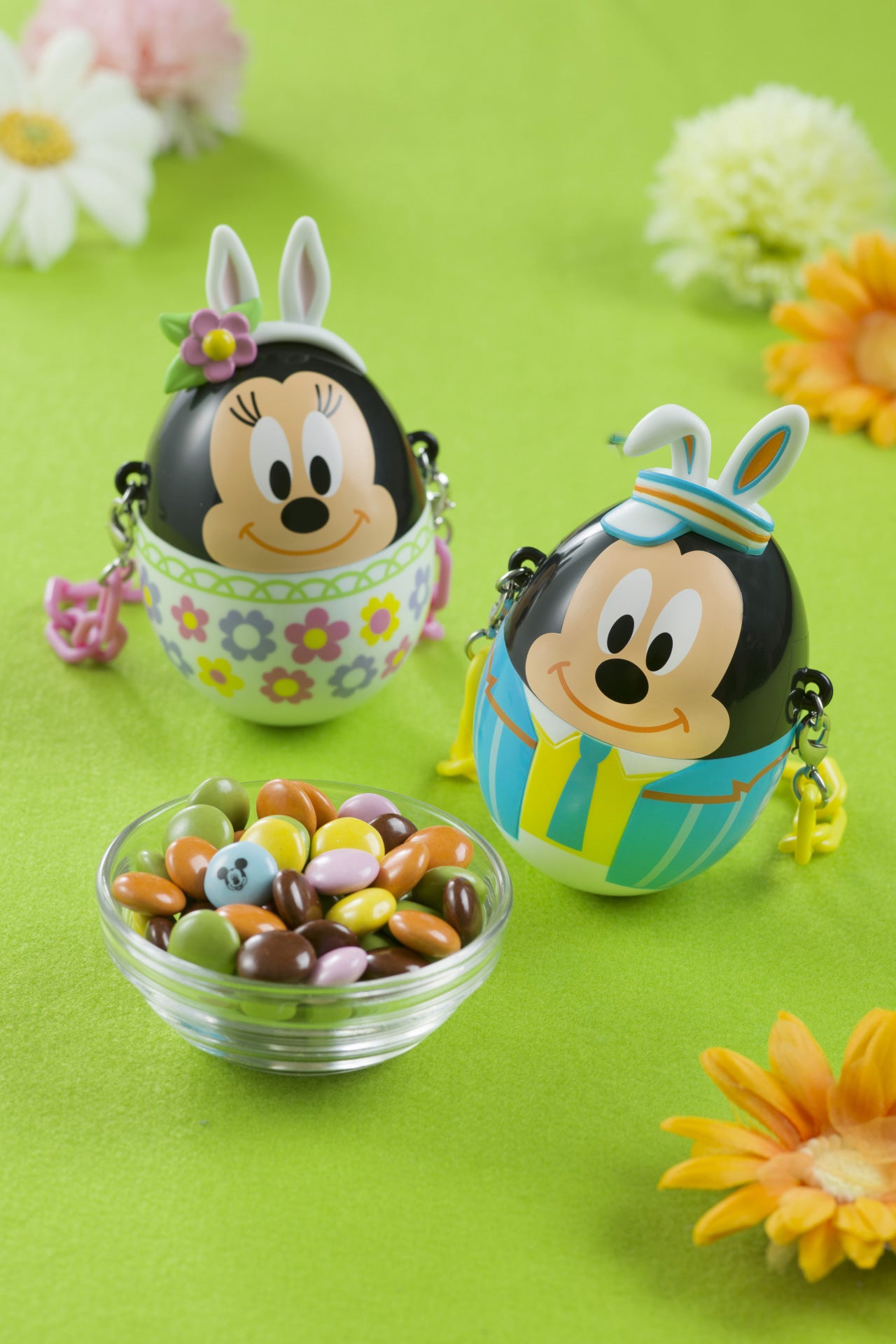 カラフルチョコレート、ミニスナックケース付き各780円（C）Disney