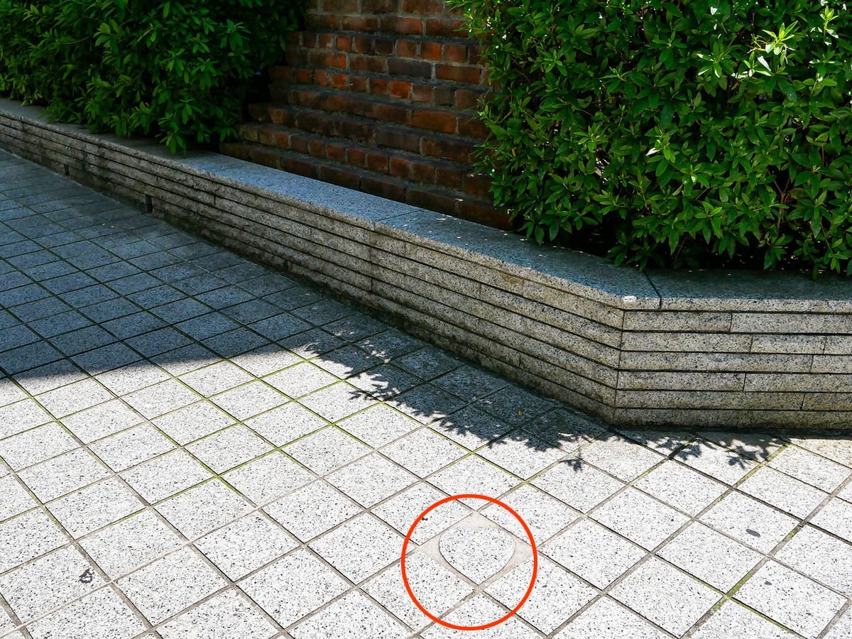 煉瓦の遺構の近くにあるハート型の敷石