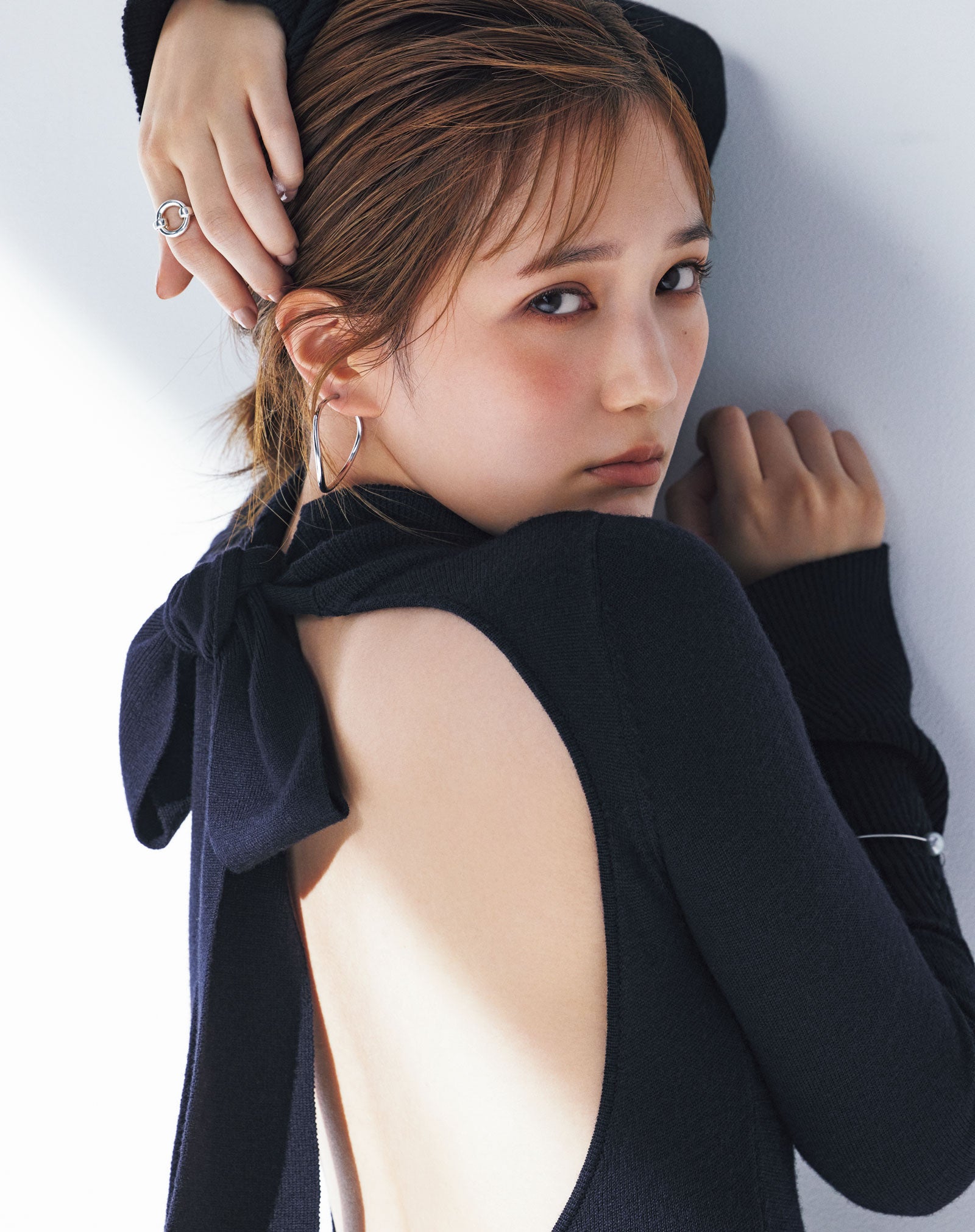 本田翼、大胆美背中見せが新鮮「TWICEが好きなので、今後はお腹も見せられるように頑張りたい」