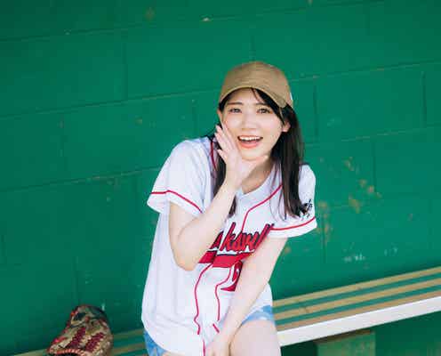乃木坂46田村真佑、ショーパンでスラリ美脚披露 野球ユニフォーム姿で球児を応援<恋に落ちた瞬間>