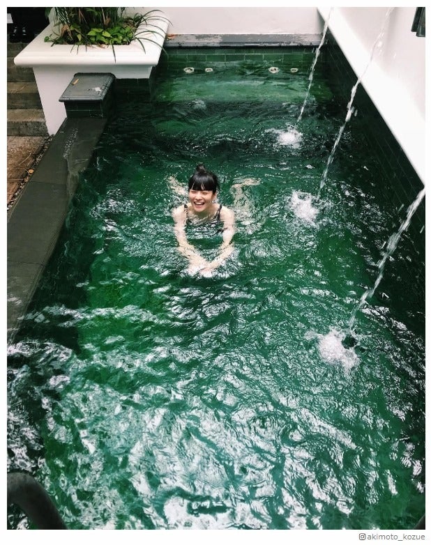 松田翔太＆秋元梢夫妻「新婚旅行？」と反響 バンコクのプールではしゃぐ姿公開