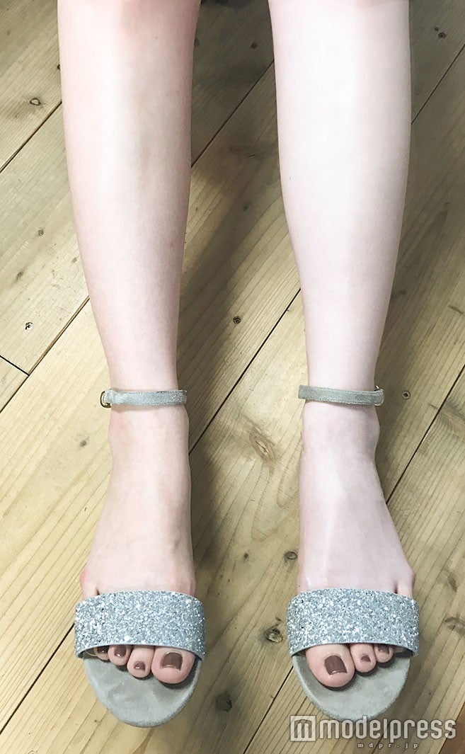 画像左・素足／画像右・「パラソーラ イルミスキン UVエッセンス」使用（C）モデルプレス