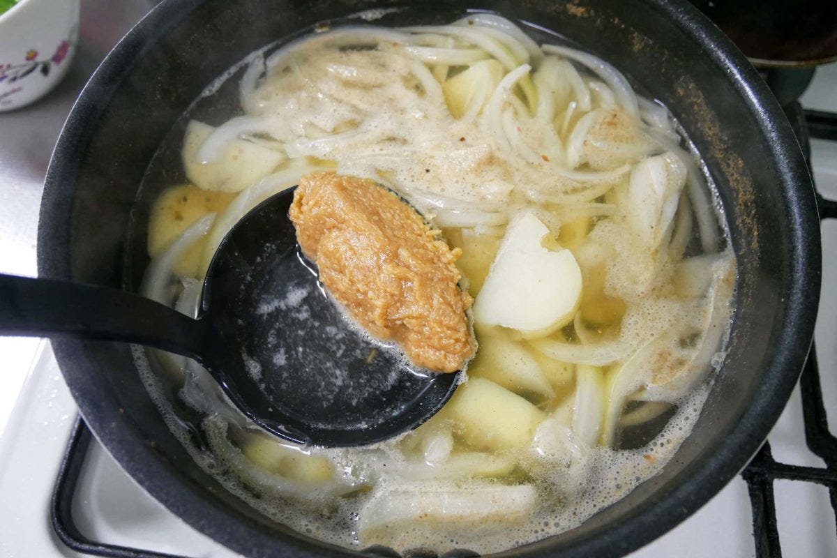 じゃがいもと玉ねぎの味噌汁