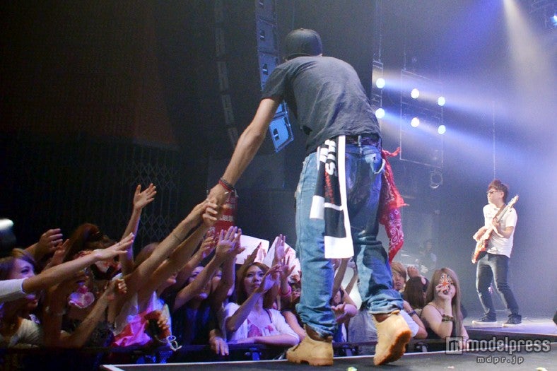 観客からの握手に応える”たけぞー”こと山田ジェームス武（Vo＆Gu）