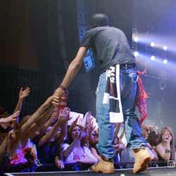 観客からの握手に応える”たけぞー”こと山田ジェームス武(Vo&Gu)