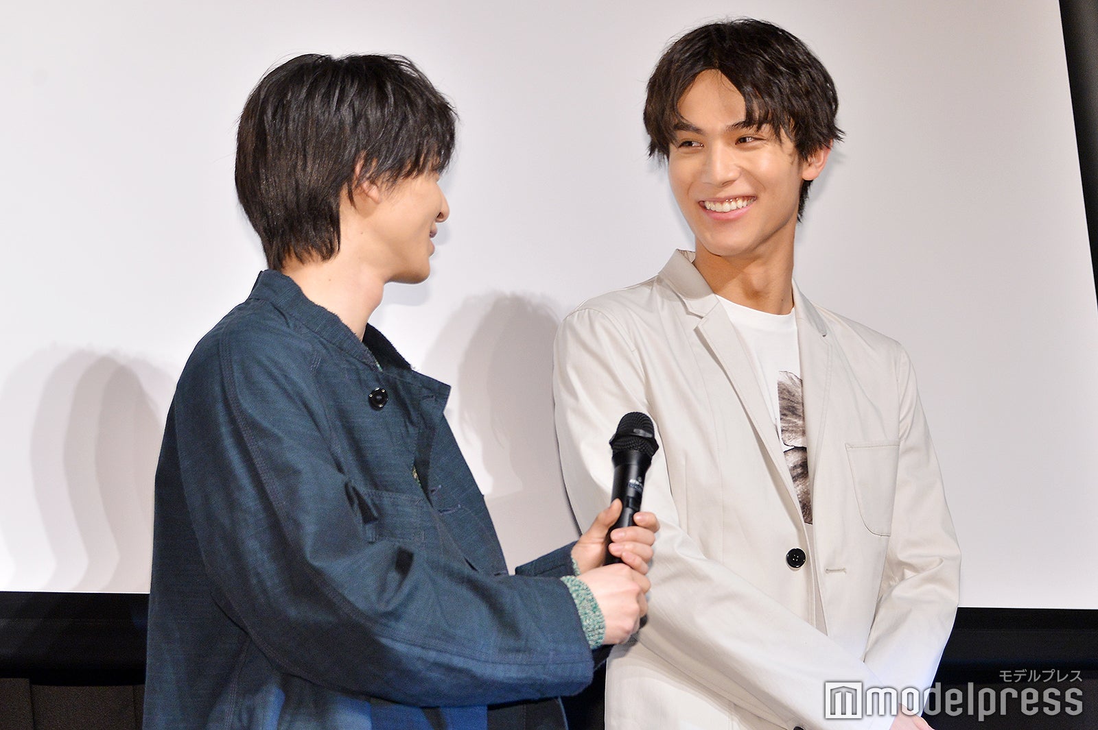 おしゃべりする高杉真宙＆中川大志（C）モデルプレス