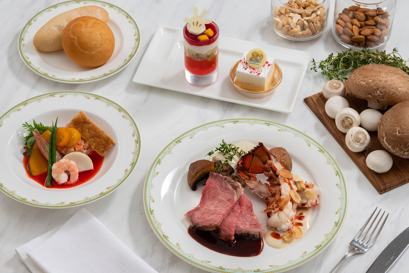 東京ディズニーシー20周年スペシャルセット、スーベニアスプーン付き5,900円（C）Disney