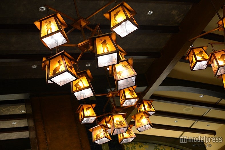 ランプがムード満点／レストラン「ストーリーテラー・カフェ」