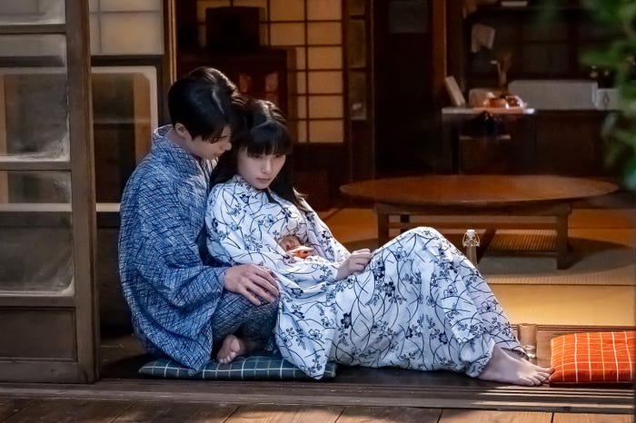 本田響矢、芳根京子「波うららかに、めおと日和」(C)フジテレビ