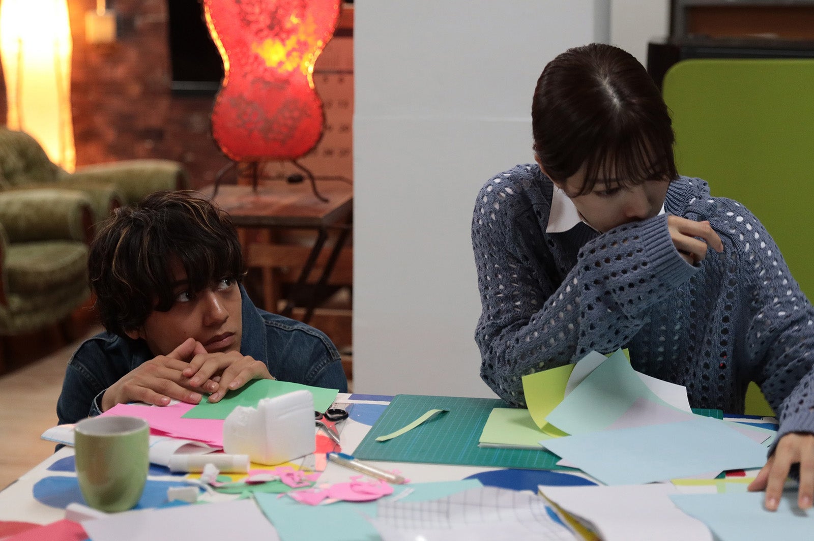 King ＆ Prince高橋海人、キュンな表情でじっと見つめる「ボーイフレンド降臨！」シーン写真初公開