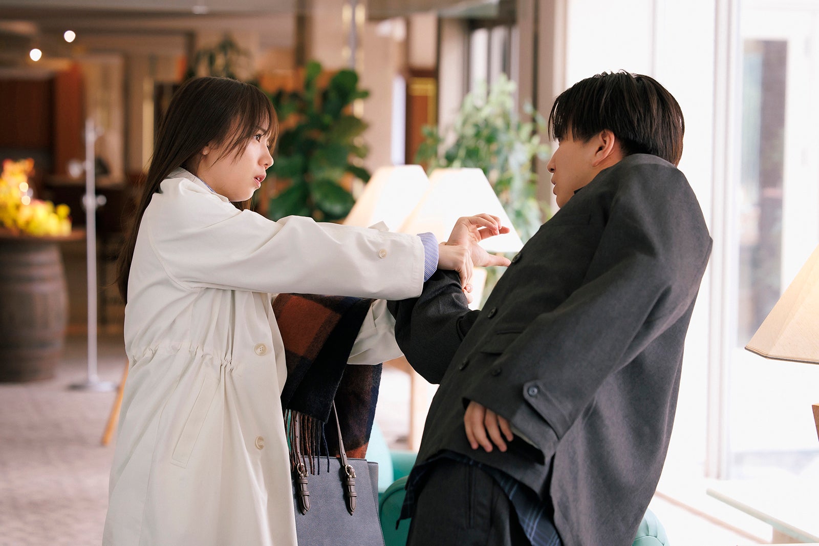 齊藤京子、八木勇征「あやしいパートナー」第1話（C）「あやしいパートナー」製作委員会・MBS