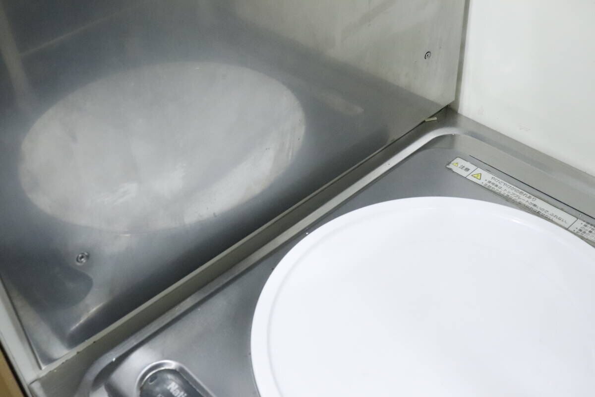 油汚れで曇っているキッチンのステンレス壁面とコンロ 油汚れで曇っているキッチンのステンレス壁面とコンロ