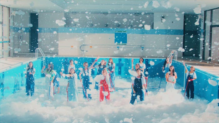 乃木坂46「ジャンピングジョーカーフラッシュ」MVより(提供写真)