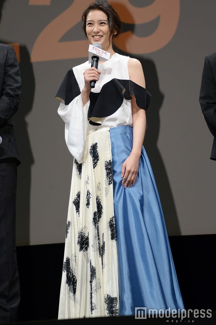 トップスもスカートも技ありなデザイン/武井咲(C)モデルプレス