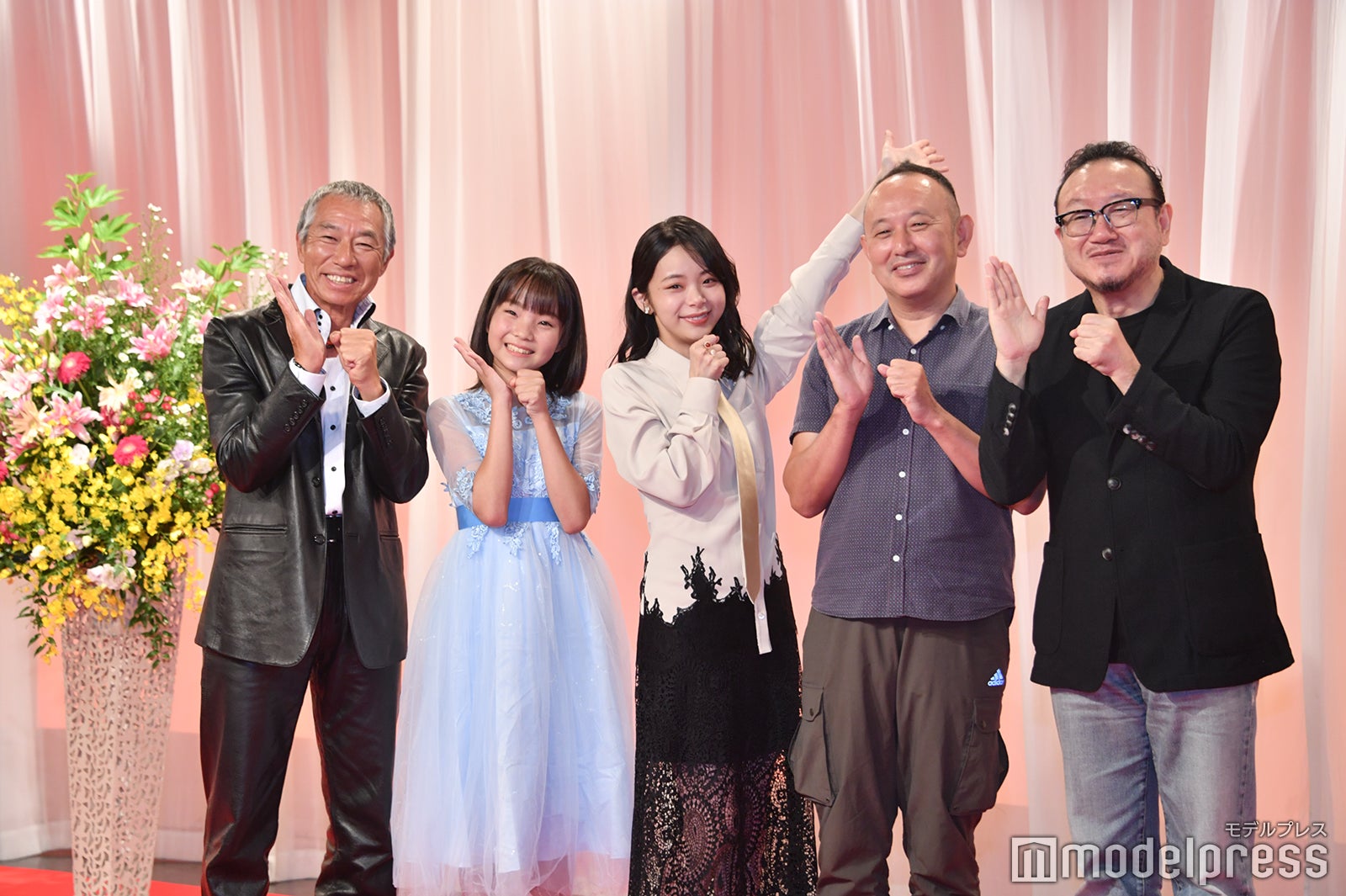 （左から）柳葉敏郎、澤井梨丘、趣里、足立紳氏、服部隆之氏（C）モデルプレス