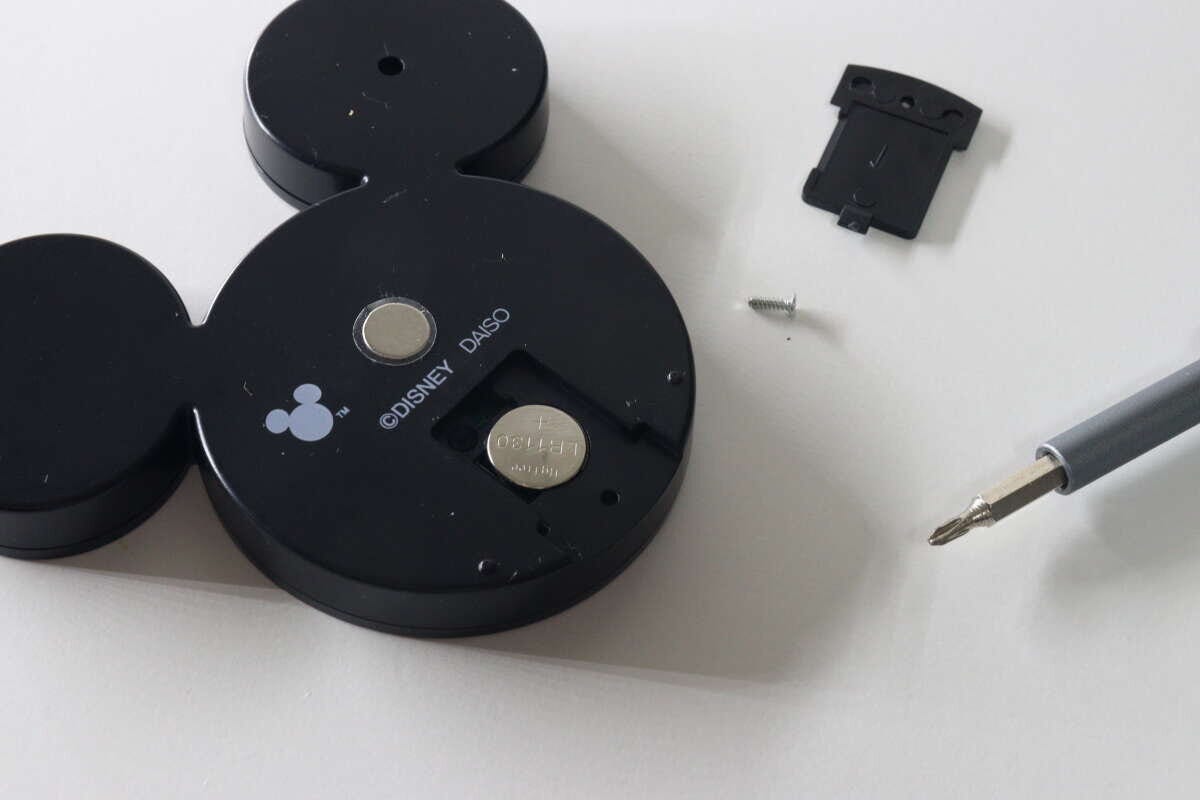 ミッキー型タイマーの裏蓋が開き、ボタン電池とドライバーが見える
