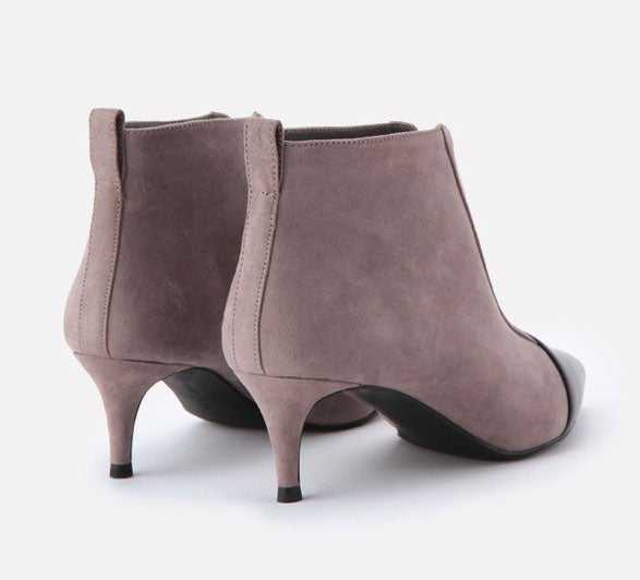 ジップディティールヒールブーツ「CHARLES & KEITH」9,180円（税込）／画像提供：CHARLES & KEITH