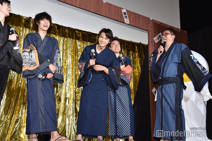 (左より)三浦春馬、窪田正孝、吉沢亮、ムロツヨシ、福田雄一監督(C)モデルプレス