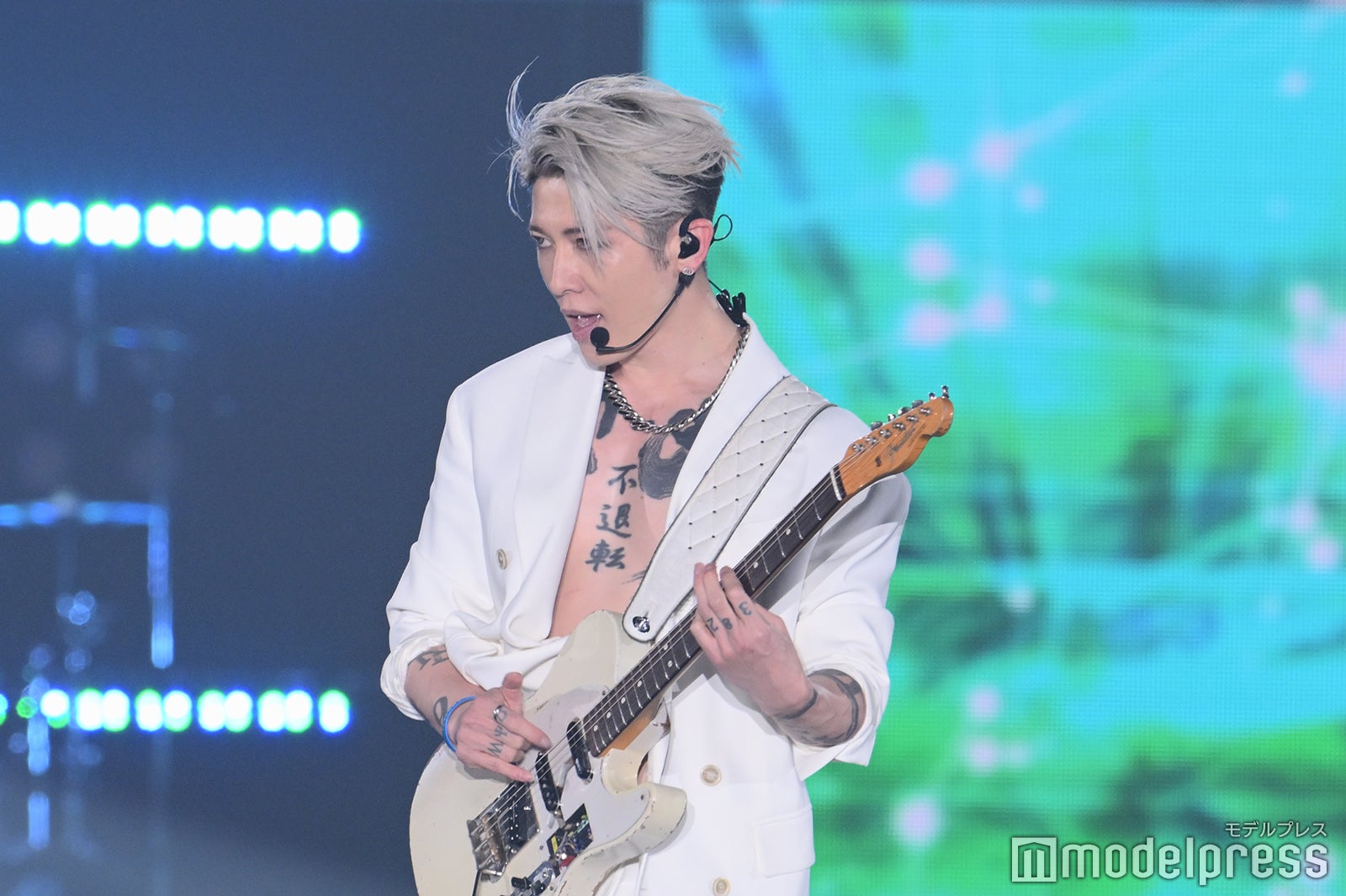 MIYAVI「関西コレクション 2023 S／S」で圧巻のギター演奏響かせる