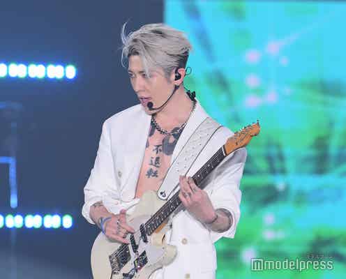 MIYAVI「関西コレクション 2023 S/S」で圧巻のギター演奏響かせる